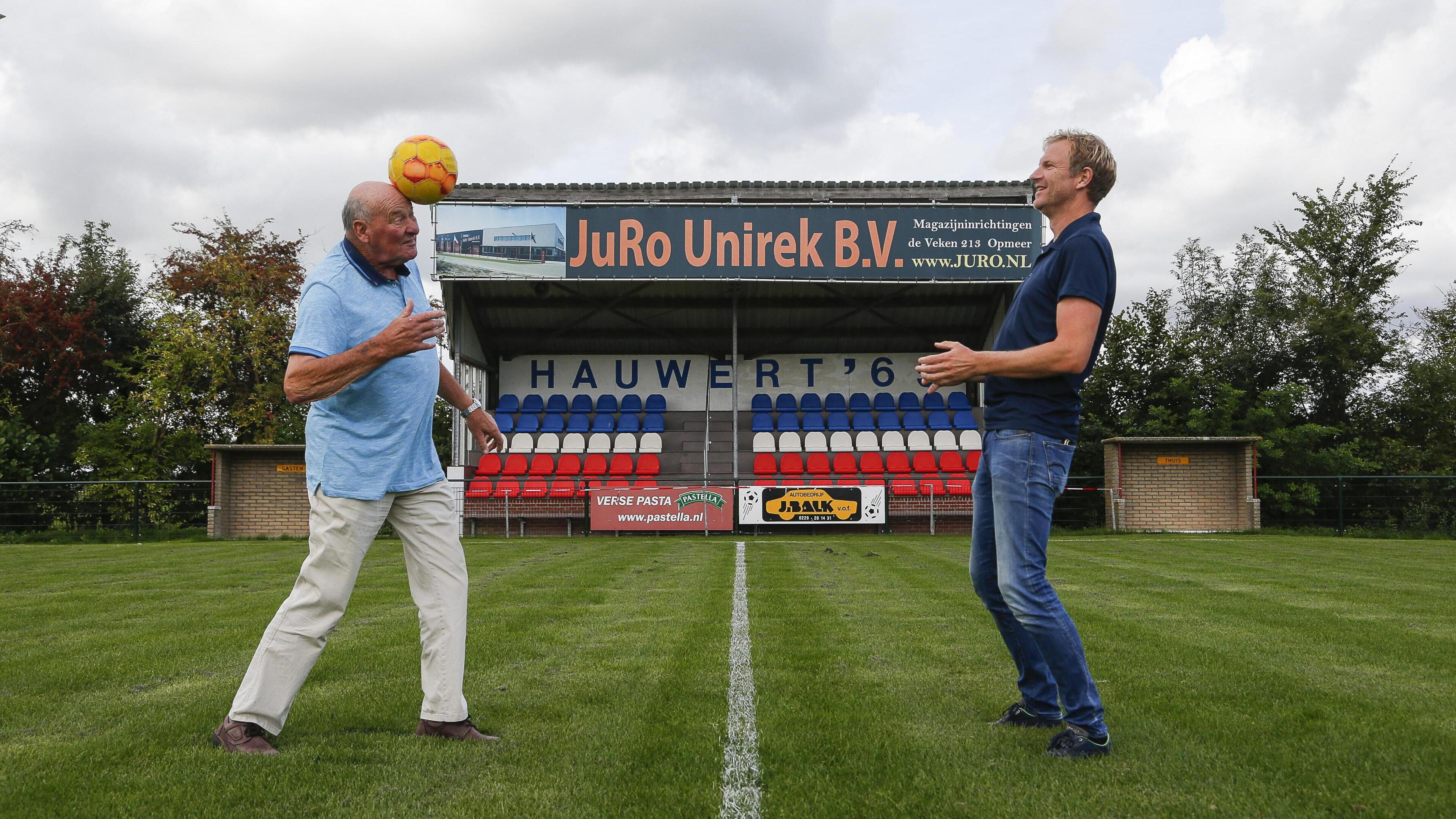 Ook 79-jarige clubicoon Dirk Schermer hielp mee bij renovatie van hoofdveld Hauwert’65: ’Het ziet er